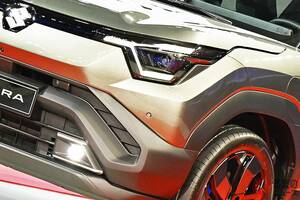 スズキ新型「コンパクトSUV」世界初公開！ 全長4.3m級で「ちょうど良いサイズ」な“カクカク”ボディ採用！ オシャ過ぎる内装にも注目の「イー ビターラ」25年夏より発売へ