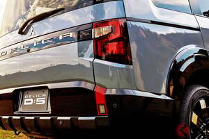 大幅刷新の三菱「新型デリカD：5」正式発表！ 斬新「4枚刃」グリルを「卒業」!? 精悍「黒マスク」で超カッコいい！ 唯一無二の「SUVミニバン」どう変わったのか