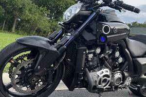 ドラッグレーサーの血統を受け継ぐ1台 16年前のヤマハ「VMAX」が米国オークションに登場 1700ccのV4搭載 第2世代のクルーザーの気になる落札価格とは