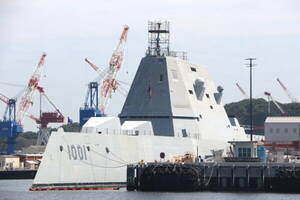 日米の「最新ステルス艦」が横須賀で顔を合わせた！“ピラミッドみたいな外観”の2隻が揃う