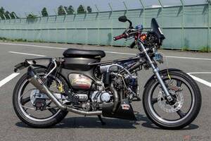 半世紀以上前に登場したホンダ「行灯カブ」をスーパーチャージャー＋ターボで魔改造!? 足回り強化やフレーム補強も加えられた化け物「レベチ・カブ」に迫る!!