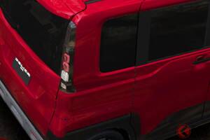 三菱の新型「軽SUV」発表！ 最上級より「94オトク」＆最も低燃費な「リッター21キロ」も魅力！ タフなデザイン×軽自動車“初”となる「画期的機能」装備の「デリカミニ」最安モデルとは？