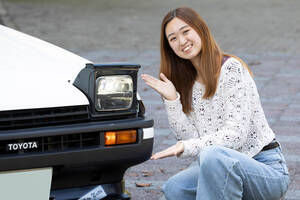 20歳女子、トヨタAE86「スプリンタートレノ」に乗ってみた！「大森の3連メーターは母のレビンと同じかも……」【令和女子旧車に乗る】