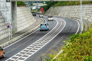 白と黄色と破線と実線……はみ出してもいいのはドレ？　勘違いしている人も多い「道路の中央線」の種類と意味