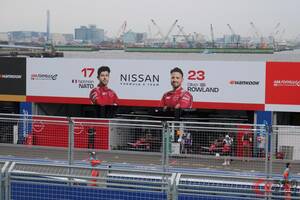 日産の「極秘ガレージ」潜入！“東京の街中”を爆走する「フォーミュラE」開幕！ 裏口に置かれていた「謎のボディ」が持つ重要な役割とは？