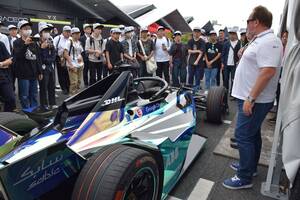コマツ、フォーミュラE東京に学生100人を招待。ガレージツアーや出張授業で”電気の凄さ”アピール