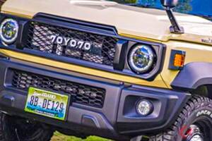 440万円のトヨタ「ランクル“ミニ” !?」に反響多数!? まさかのスズキ製な「“コンパクト”SUV」に「スゲ～」「欲しい」の声集まる！ 丸目×カクカクな旧車デザインの「ジムニーランド 70YO.70」が話題に