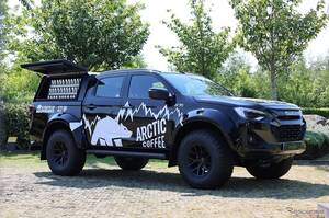 いすゞのピックアップトラック『D-MAX』が移動式コーヒーショップに変身！ 英国フェスに