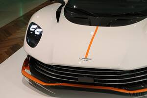 アストンマーティン初のPHEVスーパーカー「ヴァルハラ」の量産版を日本初公開！ レーシングカーのような車体に「1000馬力超の強心臓」を搭載