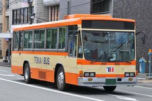 もはや「バス」とは呼べない？ 赤字96%のバス会社が生き残る“巨大な箱”戦略とは？「人を運ぶだけ」ではもはや限界か
