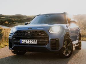 「MINI カントリーマン」に初の限定モデル「スレートブルー」が200台で登場。光で見え方が変化するボディカラーが魅力だ