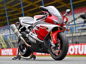 【ヤマハ】伝説のカラーが蘇る！ 創立70周年を記念した白×赤の「YZR-M1」で MotoGP 参戦
