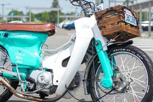 あれ？ ヘッドライトが見当たらない!? 「ビール1箱」で譲り受けたホンダ「スーパーカブ」の軽快なイメージをブラッシュアップ!! まるでビーチクルーザーのようなカスタム