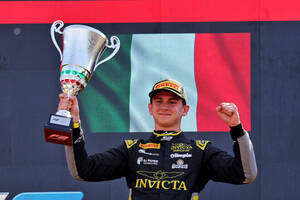 FIA F2首位フォルナローリ、タイトルに集中する一方でF1チーム加入への道を探る。角田と同じマネージャーとも契約