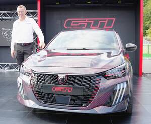 ステランティスジャパン、プジョーのEV「E-208GTi」を富士スピードウェイで日本初公開