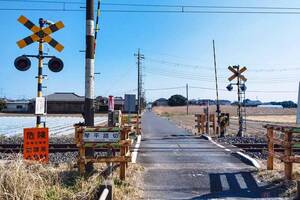 バイクなら不要だと思ってない?? 踏切前での一旦停止は必須!! 正しい踏切の横断ルールとは