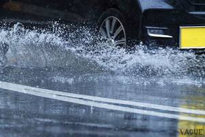 線状降水帯が発生 突然の集中豪雨に！ 運転中「ゲリラ豪雨」に遭遇したらどうすればいい？ 雷や突風と天気激変 まず“行う”べきこととは