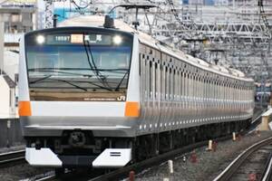 中央線グリーン車を利用する人の「年収」どれくらい？ 駅からすでに“課金勢”優遇!? 乗らない人にも訪れた“変化“浮彫りに