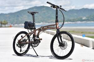 これ、電動アシスト自転車!? 美し湾曲フレームと折りたたみ機構を備えたデイトナ「DE01／DE01X」新色を発売