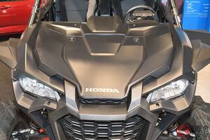 【米国】ホンダの「2人乗りスポーツモデル」がスゴい！ 全長3.1mの“小型ボディ”に1リッターエンジン搭載！ 高性能タイプ「R」も設定される「タロン」どんなモデル？