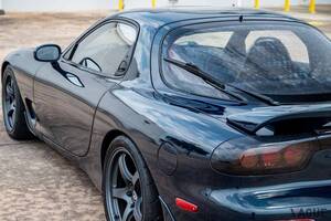 「RX-7」なのにロータリーエンジンじゃない!? 米国オークションに“魔改造”されたFD型が登場！ EV化された国産スポーツカーの価値とは