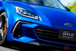 スバル新「BRZ」登場！ ワイドな精悍グリルがカッコイイ！ 水平対向エンジン×MT設定もある「4人乗り“FR”スポーツカー」に設定された「STIコンプリートキット」とは