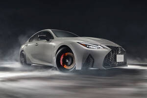 限定500台のレクサスIS500登場。足回り強化や軽量化に加え、ブレンボ製ブレーキやBBSホイールを採用