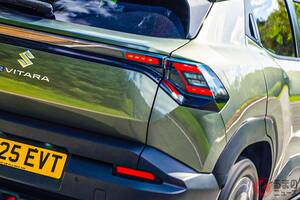 【イギリス】730万円超え!? スズキ新型「“コンパクト”SUV」発表！ 全長4.3m級ボディ＆高性能「4WD」採用！ パワフルな「イービターラ」価格公表