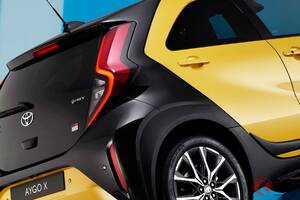 【欧州】全長3.7m！ トヨタ「一番小さいSUV」がスゴい！ 斬新イエロー採用の「GRスポーツ」登場！ 初のハイブリッド搭載で加速感ヤバい「アイゴX」とは！