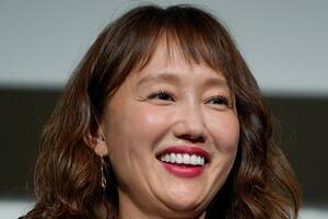 女優「工藤夕貴」が愛車の「国産ミニバン」を“豪華ウッド仕様”に！ 「涙が出ました」「素敵な旅を」の声も！ 母のために作った「トヨタ車」とは