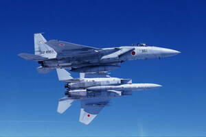 空自機がロシア軍の「黒い怪鳥」を撮影！ 外観はかなりヘンテコ 日本海上空に現れる