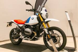 サプライズ公開されたBMWのレトロなアドベンチャーバイク「R 12 G／S」の魅力とは？ 悪路もストリートもイケる！「GS」シリーズとは何が違う？