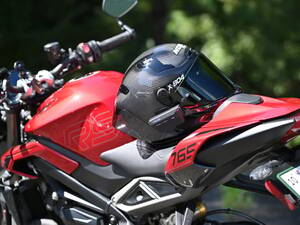 ヘルメットにつけるだけで安心感が得られる。前後2K録画できる“バイク用ドラレコ”がスマートすぎた