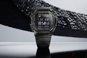 丹念な手作業で生まれる“ゆらぎ”の美──最上級のメタルG-SHOCK「MR-G」新作に施された“鎚目（つちめ）”模様が放つ力強さと心地よさの理由とは