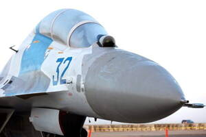 ロシア軍の高性能機が「焼き討ち」に遭う 狙われたのは“2人乗りの派生型” か 炎上の様子を捉えた映像も