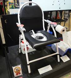 ホワイトハウス子会社のTCL、日本初の洗浄機能付き折りたたみ式ポータブルトイレを開発