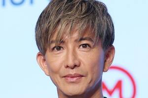 「キムタク」が“2000万円”の「高級ミニバン」との“2ショット”公開！ 後部座席でくつろぐ姿がカッコイイ！ 移動用の豪華「４人乗り仕様」どんなクルマ？