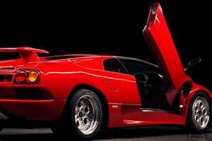 32年前のスーパーカーなのに走行わずか249キロ しかも右ハンドル 当時世界最速だった「カウンタック後継車」を発見！ 極上の「赤いランボ」の価値とは