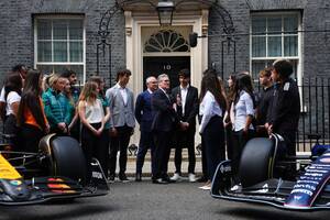 スターマー英首相、ダウニング街で75周年のF1を歓迎。唯一イギリスに拠点を持たないフェラーリを「誘致したら外交問題になるかな！」