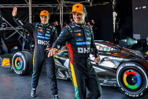 マクラーレン、F1イギリスGPで人気のクロームカラーを復活。ファンイベントでスペシャルリバリーを公開