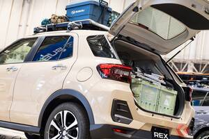スバル「めちゃ小さいSUV」実車公開！ 全長4m切りの「“超”コンパクトサイズ」なのに室内＆荷室は“めちゃ広い”!? リッター「28キロ」の超低燃費モデルもある「レックス」がスゴかった