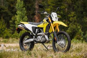 【台湾】スズキ新型「DR-Z4S／SM」正式発表！ 名車のDNAが宿る「オフロード＆スーパーモタード」がスゴい！ 新世代「大型バイク」約193万円で発売！