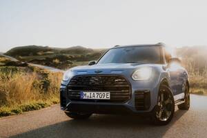 MINI「カントリーマン」初の限定車 光で印象が変わる、特別なブルーをまとう