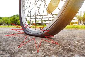 その場で修理できる？　自宅から離れた出先でパンクしちゃった自転車　困った際の対応とそうならないための予防策とは