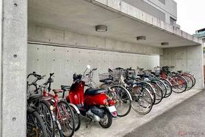 バイク専用駐輪場がない! そんな時、駐車場と駐輪場どちらに停めるのが正解？ 排気量によって変わるバイクの正しい駐車場所とは