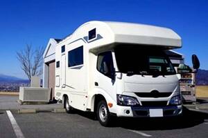 キャンピングカー市場1100億円突破！ なぜ市場は「新車」「中古」で二分されるのか？ 市場拡大の裏側で進む変化とは