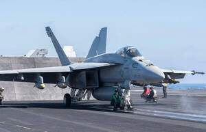 トップガンで有名な F/A-18「スーパーホーネット」初飛行から30周年！ 新型機配備開始も「あと10年」どころかもっと延長も!?