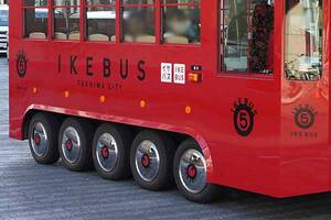 ナニコレ!? 「タイヤが多すぎるバス」なんでわざわざ“10輪駆動”に？ その真の狙いとは