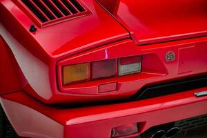 令和のいま「憧れのスーパーカー」はいくらで買える？ 走行距離は1万キロ以下 37年前の極上「赤いカウンタック」がオークションに登場 気になる落札価格は？