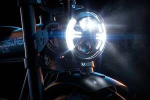 特定原付区分として日本初 “カメラ内蔵の大画面ディスプレイ”搭載!? 最長航続距離150キロ走行を実現した免許不要で乗れる「コスウェルミライジー」ってどんなモデル？